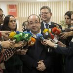 Miquel Iceta atiende a la prensa tras reunirse con el secretario general del PSPV, Ximo Puig (detrás)
