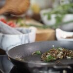 Fotografía facilitada por la empresa Livinfarms, que ha creado el primer aparato para criar gusanos comestibles en casa.