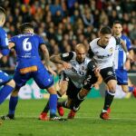 Santi Mina y Simone Zaza luchan por un balón en presencia de varios jugadores del Alavés