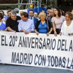 Manuela Carmena y otras personalidades durante el homenaje de hoy en el Palacio de Cibeles