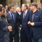 Antonio Silván conversa con el presidente gallego Núñez Feijoo, en presencia del alcalde de Santiago, Martiño Noriega, y otros regidores, en la Plaza del Obradoiro