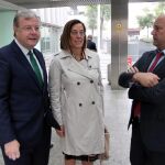 El alcalde de León, Antonio Silván, conversa con la presidenta de la Diputación de Palencia, Ángeles Armisén, en presencia del vicepresidente de esta institución provincial, Luis Antonio Calderón