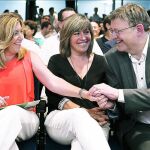 La presidenta de la Junta de Andalucía, Susana Díaz (i), saluda al presidente de la Generalitat de Valencia, Ximo Puig (d), en presencia de la alcaldesa de Hospitalet de Llobregat (Barcelona), Núria Marín (c).