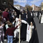 El atractivo de las cofradías en las calles de las capitales de la comunidad permaneció un año más inalterable; una fiesta en la que tienen cabida todos los miembros de la familia
