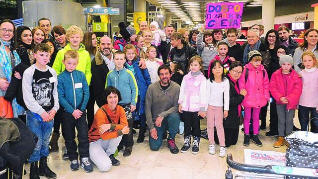 Recepción de los quince niños ucranianos que están pasando estos días de Navidad en nuestra Comunidad. Debajo, mercadillo solidario para recaudar fondos y celebración de la festividad de San Nicolás.