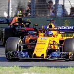 El piloto asturiano defiende la quinta plaza ante el acoso de Verstappen