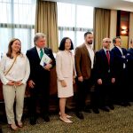 El líder de Vox Santiago Abascal (5i), junto a los candidatos integrantes de la lista de Vox para las elecciones europeas, esta mañana en Madrid.- EFE/Paco Campos
