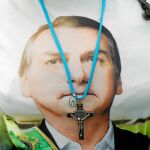 Una simpatizante de Jair Bolsonaro lleva una camiseta del presidente brasileño y un crucifijo durante su toma de posesión ayer, en Brasilia