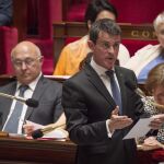 El primer ministro francés, Manuel Valls, interviene durante la sesión semanal de preguntas al gobierno en la Asamblea Nacional en París