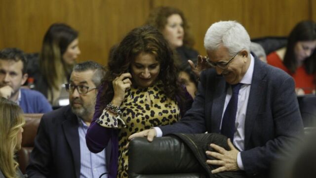 La consejera de Hacienda y Administración Pública, María Jesús Montero, junto al vicepresidente de la Junta, Manuel Jiménez Barrios, en el Parlamento de Andalucía