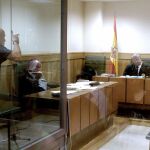 Fotografía de archivo del etarra Iñaki Bilbao, mientras amenaza a uno de los jueces que le ha juzgado
