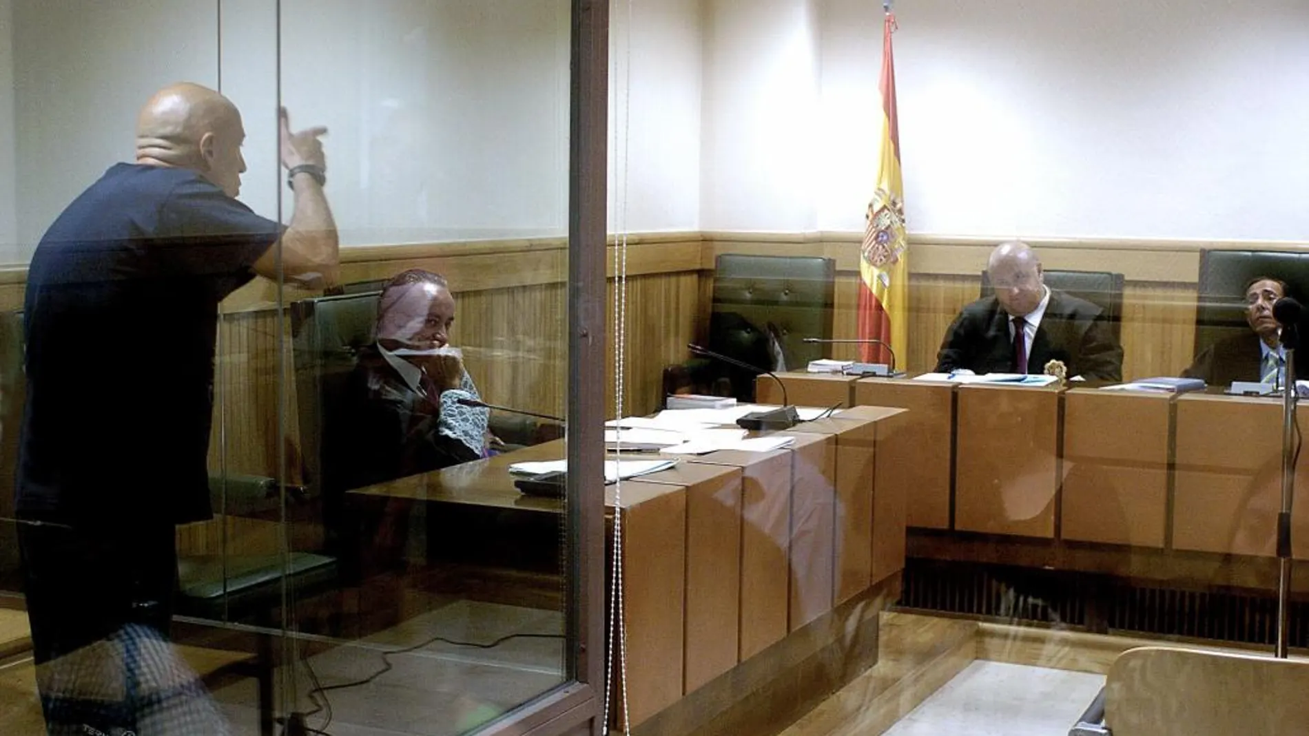 Fotografía de archivo del etarra Iñaki Bilbao, mientras amenaza a uno de los jueces que le ha juzgado