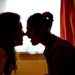 Fotografía de archivo fechada el 3 de marzo de 2016 que muestra a Klaudia Szalaine Forgacs (i), mientras acaricia a su hija, Lili Szalai, una joven húngara que padece epilepsia y autismo, en su domicilio de Karancskeszi, Hungría