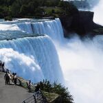 Un niño se cae 30 metros en las cataratas del Niágara y sobrevive