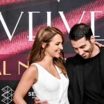 Los protagonistas de la ficción, Paula Echevarría (Ana Rivera) y Miguel Ángel Silvestre (Alberto Márquez), durante la rueda de Prensa