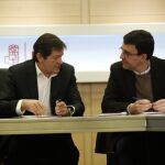 El presidente de la gestora, Javier Fernández, junto al portavoz, Mario Jiménez, ayer durante la reunión de la dirección interina en Ferraz
