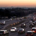 Los Veintiocho fijaron en un 35 % el recorte de las emisiones de CO2 que quieren exigir a los nuevos coches y camionetas a partir de 2030 / Efe