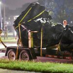 Unos empleados trasladan el monumento a la mujer confederada de Maryland después de que fuera derribado
