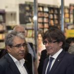 El presidente de la Generalitat, Carles Puigdemont (d), junto al el exconseller y exdiputado Francesc Homs Francesc Homs