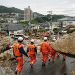 Miembros de los equipos de rescate en el departamento de Hiroshima. Foto: Efe