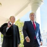Donald Trump charla con el juez Anthony Kennedy en los jardines de la Casa Blanca, en imagen de archivo