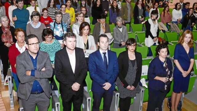 Minuto de silencio en el Foro de Cultura, con el alcalde Javier Lacalle a la cabeza, en memoria de la periodista asesinada el pasado miércoles