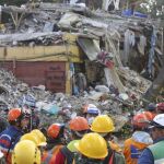Los servicios de rescate se ponen a resguardo tras el nuevo terrmoto