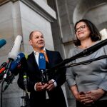 El ministro alemán de Finanzas, del Partido Socialdemócrata (SPD), Olaf Scholz (i), y la presidenta de los socialdemócratas, Andrea Nahles (d), responden a preguntas de los medios tras alcanzar un acuerdo para combatir la inmigración ilegal.