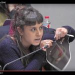 La diputada de la CUP en la Diputación, María Rovira, reprodujo la escena de sus compañeros en el Parlament al romper una foto del Rey Felipe VI