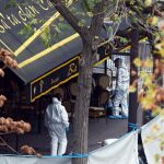 Un grupo de investigadores trabaja en la sala Bataclan tras los atentados