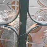La puerta del portal tenía, al menos, cuatro balazos que rompieron el cristal. Una de las balas quedó incrustada en los barrotes de hierro