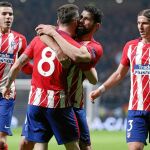 Saúl y Diego Costa, un gol cada uno, se abrazan para celebrar uno de los tantos, en presencia de Lucas y Filipe Luis