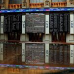 El IBEX 35 caía hoy y se alejaba de cae un 0,34 % a mediodía y se aleja de los 9.800 puntos. EFE/Chema Moya
