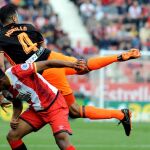 El centrocampista francés del Girona, Farid Boulaya (i), lucha con el colombiano Jeison Murillo, del Valencia CF, durante el partido correspondiente a la jornada 37 de LaLiga Santander disputado hoy en el Estadi Municipal de Montilivi. EFE/Robin Townsend.
