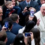 El Papa Francisco saluda a los devotos durante su audiencia general de los miércoles en el Aula Pablo VI en el Vaticano/Efe