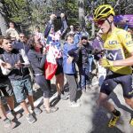El líder del Tour se pone a correr cuesta arriba mientras espera a que llegue el coche de su equipo con otra bici