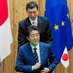 El «premier» japonés, Shinzo Abe, junto a Donald Tusk y Jean Claude Juncker, firmaron ayer el acuerdo de libre comercio en Tokio