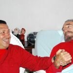 Se ha dicho en alguna ocasión que a Hugo Chávez le falta biografía y le sobra petróleo. Es una frase que hace referencia a su admirado amigo Fidel Castro, de quien se puede decir justo lo contrario. Chávez ha tratado de convertirse en un icono a la altura del ex presidente cubano, a quien le ha imitado incluso en el uso del chándal