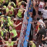 Imágenes de «La Tomatina» este año en Buñol (Valencia), que computó con 160 toneladas de tomate sin contar desde las azoteas