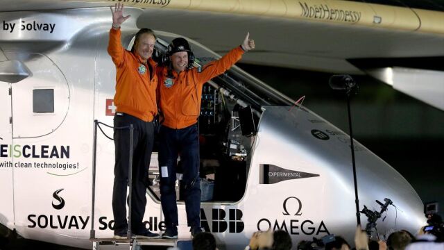 Los pilotos suizos Bertrand Piccard (d) y Andre Borschberg (i), en el Aeropuerto Ejecutivo Al Bateen Executive en Abu Dhabi (EAU)