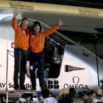 Los pilotos suizos Bertrand Piccard (d) y Andre Borschberg (i), en el Aeropuerto Ejecutivo Al Bateen Executive en Abu Dhabi (EAU)