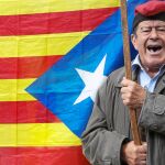 Un hombre enarbola una bandera «estelada» y usa una barretina, tocado considerado como un símbolo catalanista