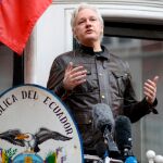 Julián Assange, en el balcón de la embajada de Ecuador
