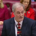 Lord Bates en el momento que presentó su dimisión