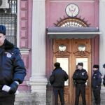 Varios policías rusos vigilan el consulado de EEUU en San Petersburgo