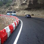 Con la reapertura de la carretera, se restablece el trayecto habitual del autobús lanzadera que utilizan los visitantes del Caminito del Rey para desplazarse entre los dos accesos. / Foto: EP