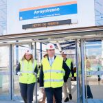 El presidente de la Comunidad de Madrid, Ángel Garrido, en el acceso a la nueva estación, acompañado por la consejera de Transportes, Vivienda e Infraestructuras, Rosalía Gonzalo.