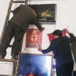 Imagen de la retirada de símbolos religiosos publicada por el diario South China Morning Post