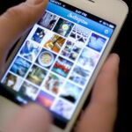 Un usuario consulta Instagram desde el móvil