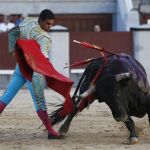 El novillero mexicano Gerardo Rivera durante la lidia con el primero de los de su lote